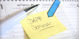 Post-It mit dem Text "DAPF Seminar"