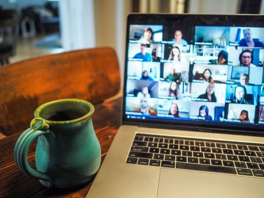 Kaffeetasse neben Laptop