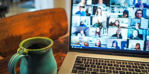 Kaffeetasse neben Laptop