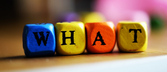 Würfel mit Buchstaben bilden den Text "What"