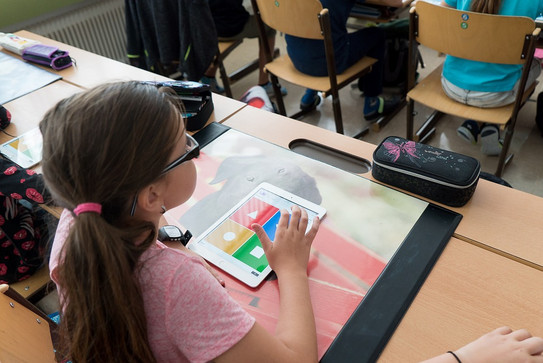 Kind mit IPad.