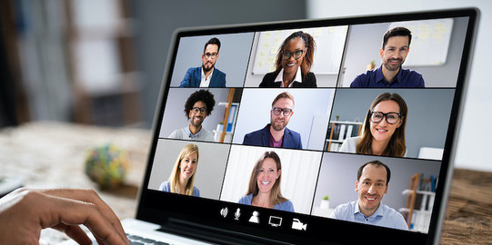 Videokonferenz Auf dem Bildschirm eines Laptops sind sechs Menschen zu sehen, die sich in einer Videokonferenz befinden.