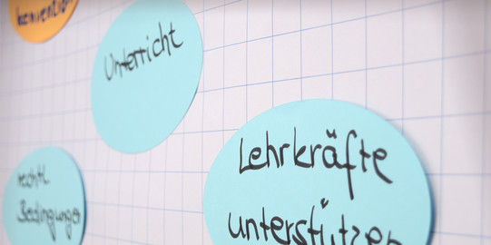 Post-Its auf einer Flipchart.