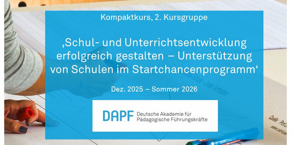 schreibende Hand, darüber der Titel des Kurses 