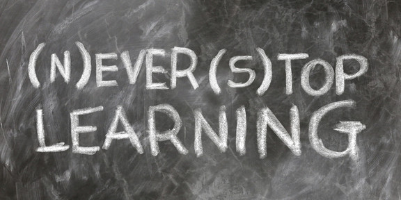 Tafel mit der Aufschrift Never stop learning