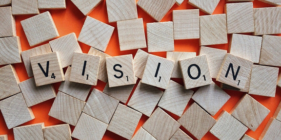 Holzplättchen mit Buchstaben zeigen das Wort "Vision"