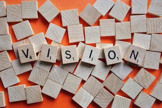 Holzwürfel mit Buchstaben bilden das Wort "Vision"