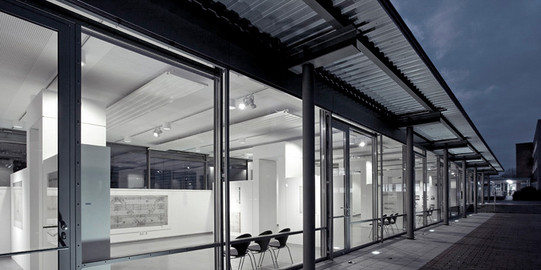 Beleuchteter Rudolf-Chaudoire-Pavillon in der Dämmerung