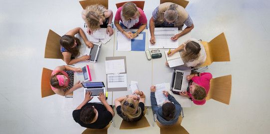 Luftaufnahme Besprechungssituation